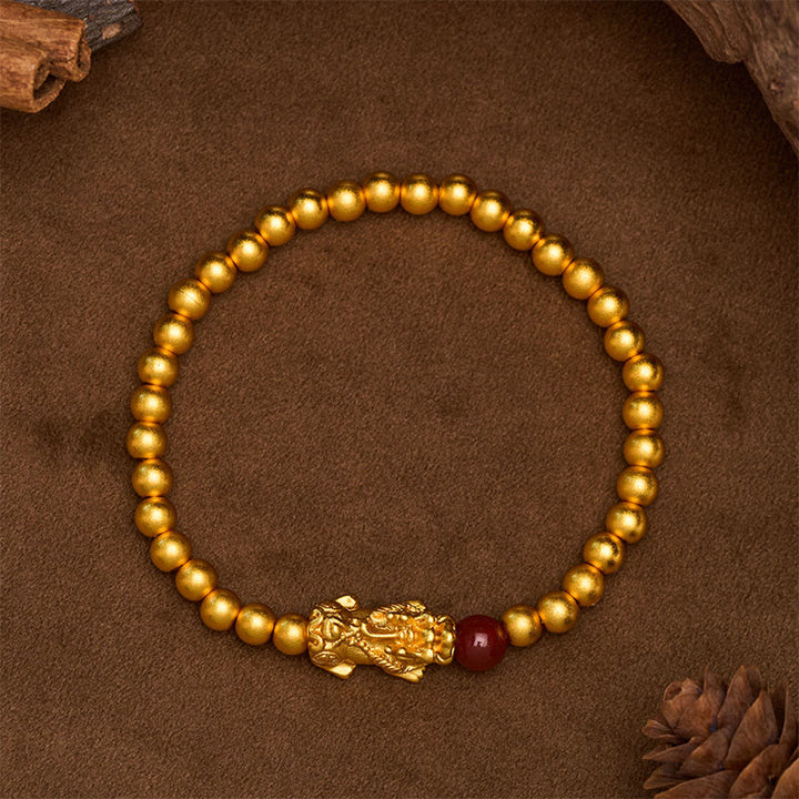 Buddha Stones Bracciale rotondo con perline Pi Xiu in rame placcato oro e agata rossa, simbolo di ricchezza. - image 2
