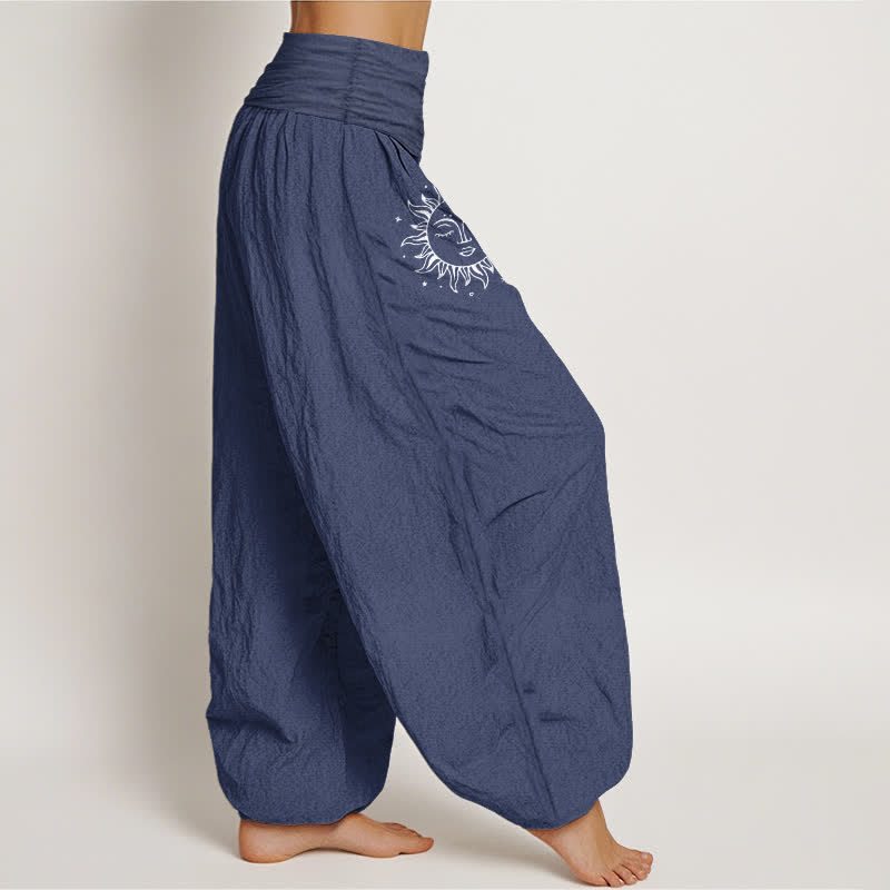 Buddha Stones Pantaloni harem da donna in puro cotone con fantasia sole e luna e vita elasticizzata. - image 1