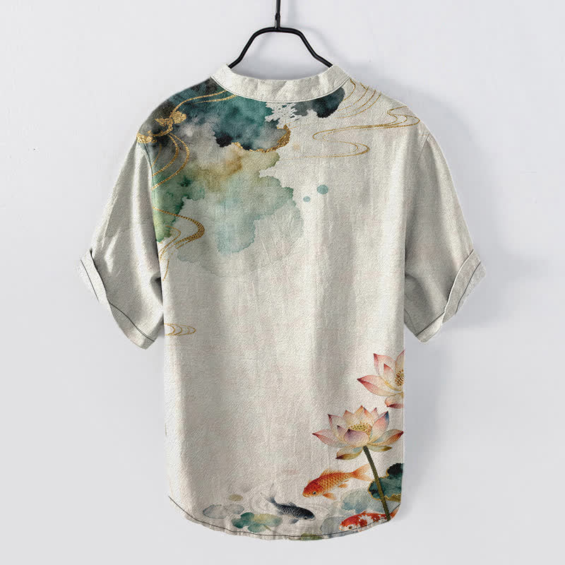 Buddha Stones Camicia da uomo a maniche corte con mezza abbottonatura e motivo di pesci koi e loto in cotone. - image 1