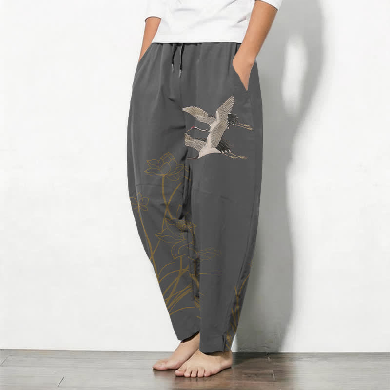 Buddha Stones Pantaloni da uomo affusolati con coulisse e tasche, in puro cotone, con motivo gru volante e loto. - image 1