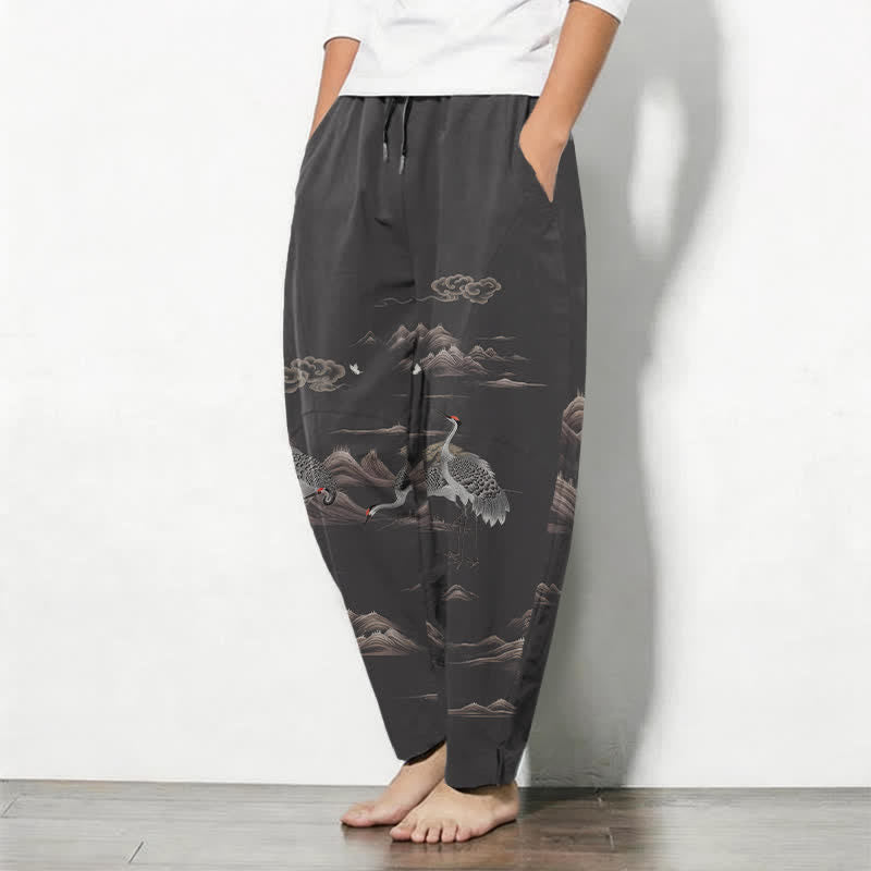 Buddha Stones Pantaloni da uomo affusolati con coulisse e tasche, in puro cotone, con motivo gru, nuvole e montagne. - image 1