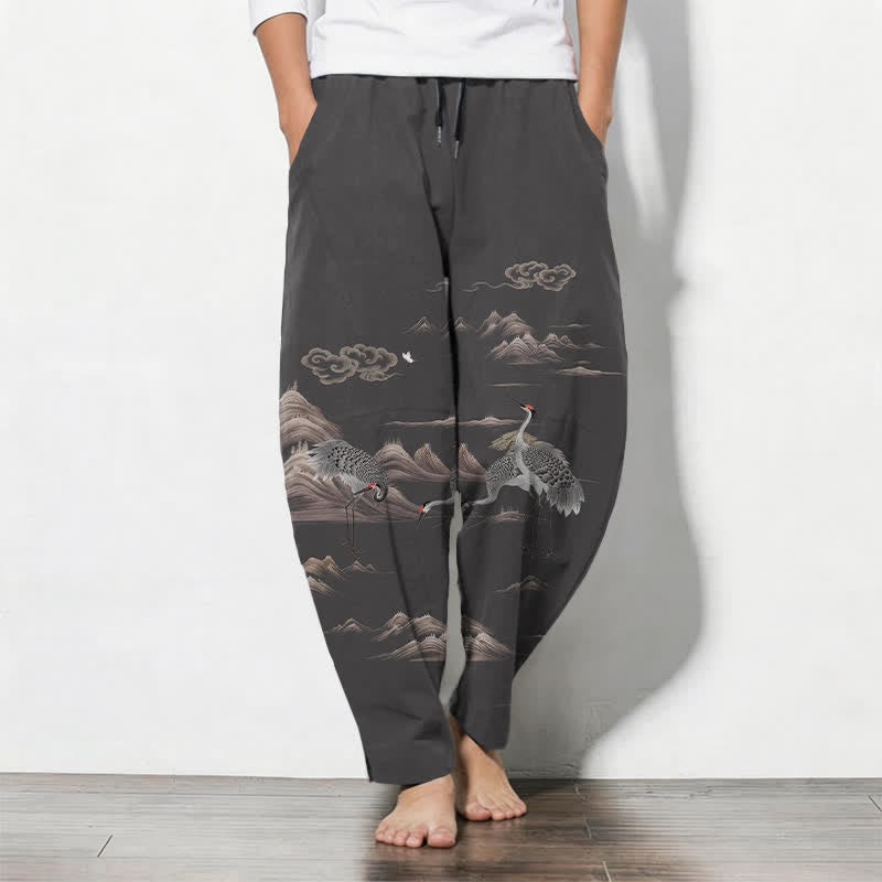 Buddha Stones Pantaloni da uomo affusolati con coulisse e tasche, in puro cotone, con motivo gru, nuvole e montagne. - Grigio tenue - US/UK/AU50, EU60 (5XL) - image 0