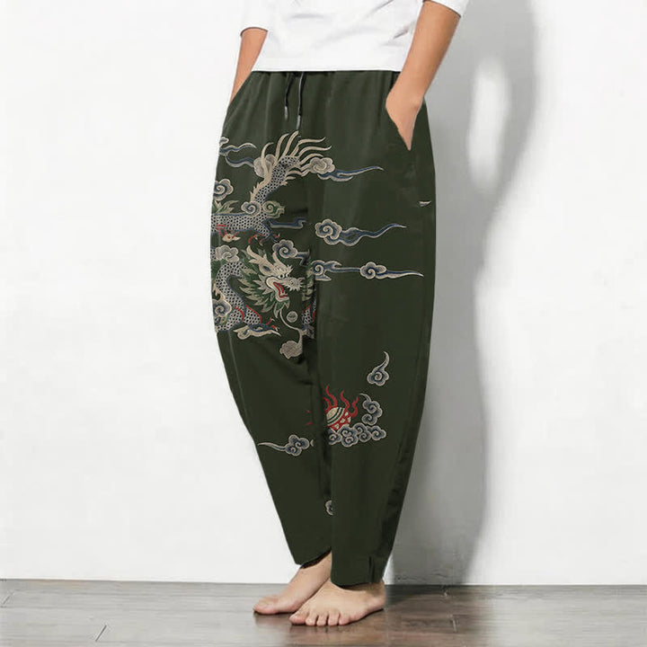 Buddha Stones Pantaloni da uomo affusolati con coulisse e tasche, in puro cotone, con motivo drago, nuvola e palla di fuoco. - image 8