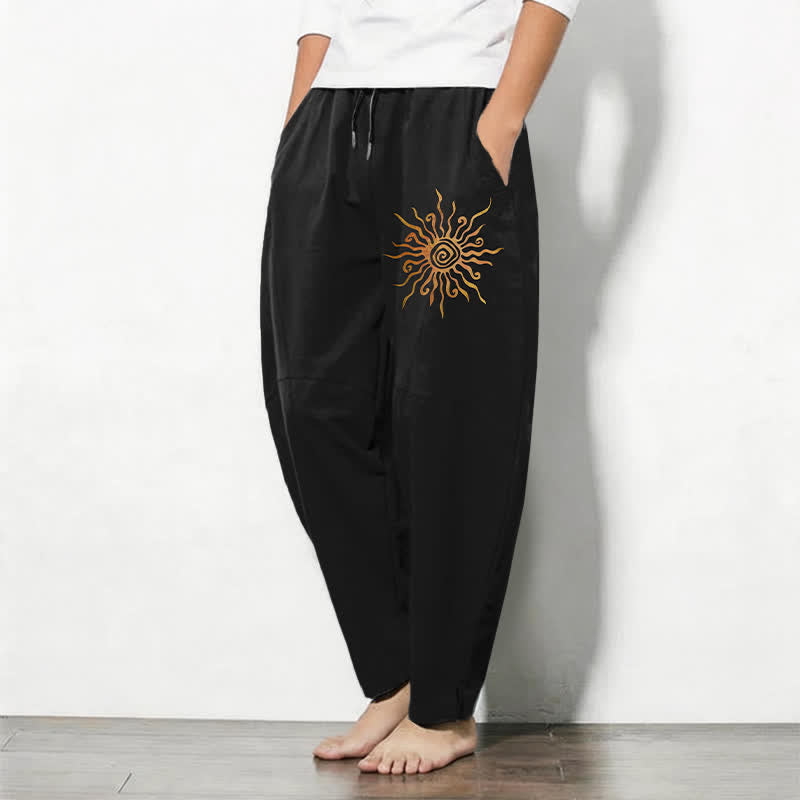 Buddha Stones Pantaloni da uomo affusolati in puro cotone con motivo a spirale "Sole Dorato" e coulisse, con tasche. - image 1