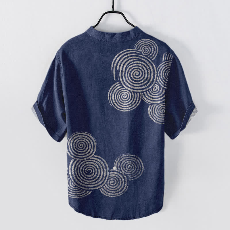Buddha Stones Camicia da uomo a maniche corte con mezzo bottone e motivo a spirale in cotone. - image 1