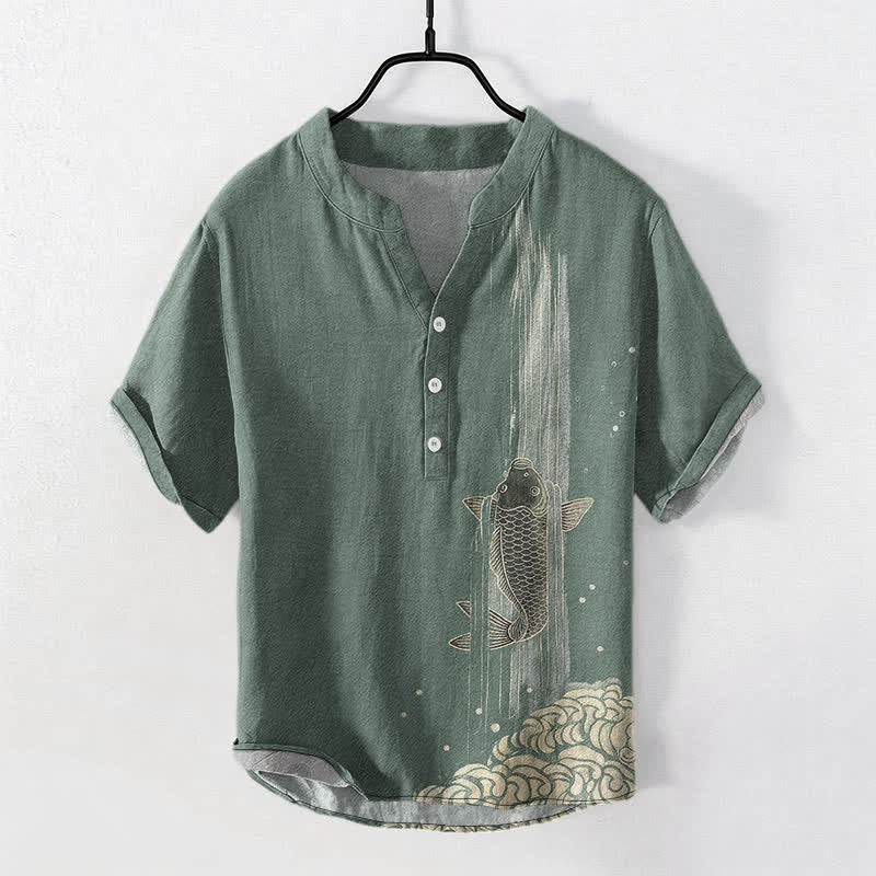 Buddha Stones Camicia da uomo a maniche corte con mezzo bottone e stampa di carpe koi in cotone, motivo a onde d'acqua. - Verde Mare Scuro - US/UK/AU50, EU60 (5XL) - image 0