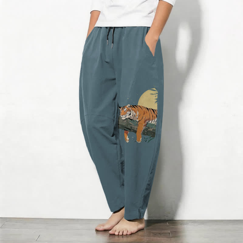 Buddha Stones Pantaloni da uomo affusolati in puro cotone con coulisse e tasche, con motivo tigre e luna reclinata. - image 1
