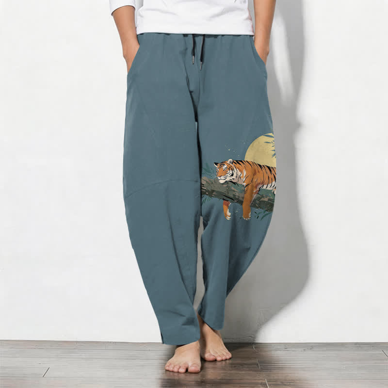 Buddha Stones Pantaloni da uomo affusolati in puro cotone con coulisse e tasche, con motivo tigre e luna reclinata. - Cadetto Blu - US/UK/AU50, EU60 (5XL) - image 0