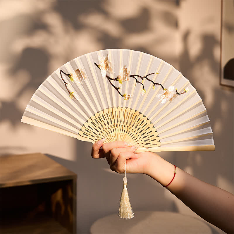Buddha Stones Elegante ventaglio pieghevole in bambù con motivo floreale di magnolia beige, 21 cm. - Magnolia (Dimensioni da chiusa: circa 21 cm / 8,3 pollici) - image 0