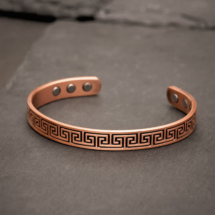 Buddha Stones Bracciale rigido con motivo a chiave greca in rame rosso - Rame rosso (diametro interno: circa 55,7-57,3 mm) - image 0