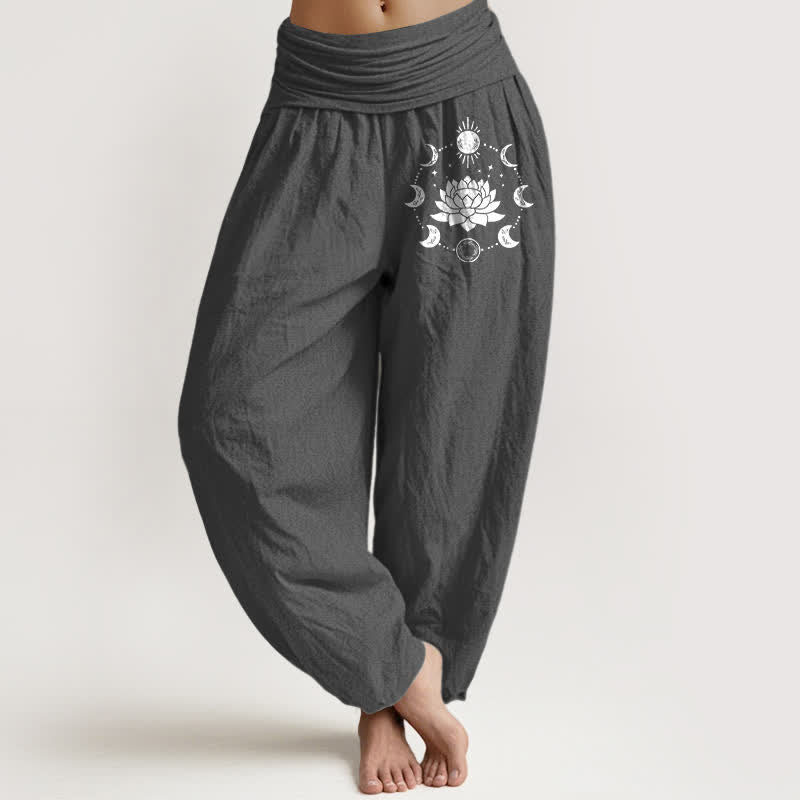 Buddha Stones Pantaloni harem da donna in puro cotone con motivo a loto e fasi lunari, con elastico in vita. - Grigio tenue - US16, UK/AU20, EU48 (3XL) - image 0