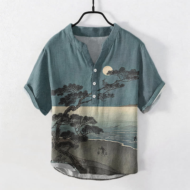 Buddha Stones Camicia da uomo a maniche corte con mezza abbottonatura, in cotone, con motivo "Costa al chiaro di luna" e pini. - Cadetto Blu - US/UK/AU50, EU60 (5XL) - image 0
