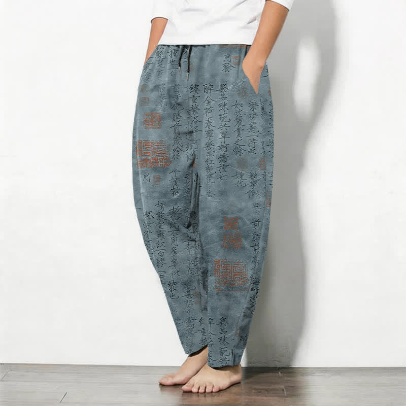 Buddha Stones Pantaloni da uomo affusolati in puro cotone con coulisse e tasche, motivo a sigillo con calligrafia vintage. - image 8