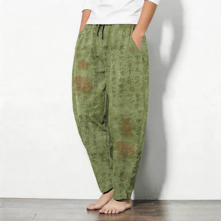 Buddha Stones Pantaloni da uomo affusolati in puro cotone con coulisse e tasche, motivo a sigillo con calligrafia vintage. - image 12