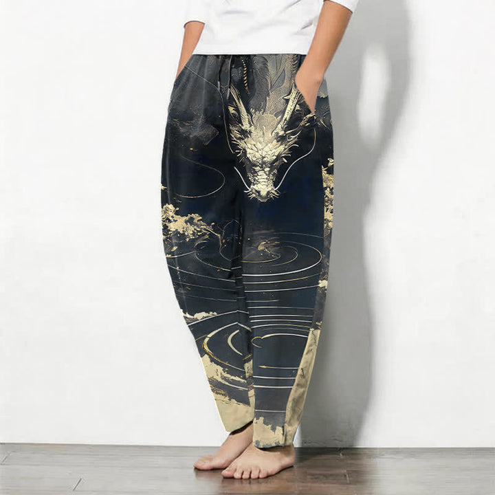 Buddha Stones Pantaloni da uomo affusolati in puro cotone con motivo a onde di drago dorato e coulisse, con tasche. - image 8