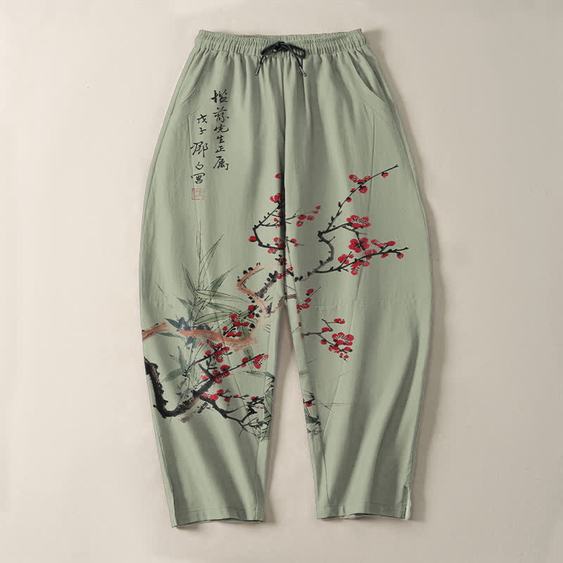 Buddha Stones Pantaloni da uomo affusolati con coulisse e tasche, in puro cotone, con stampa a fiori di prugno. - image 9