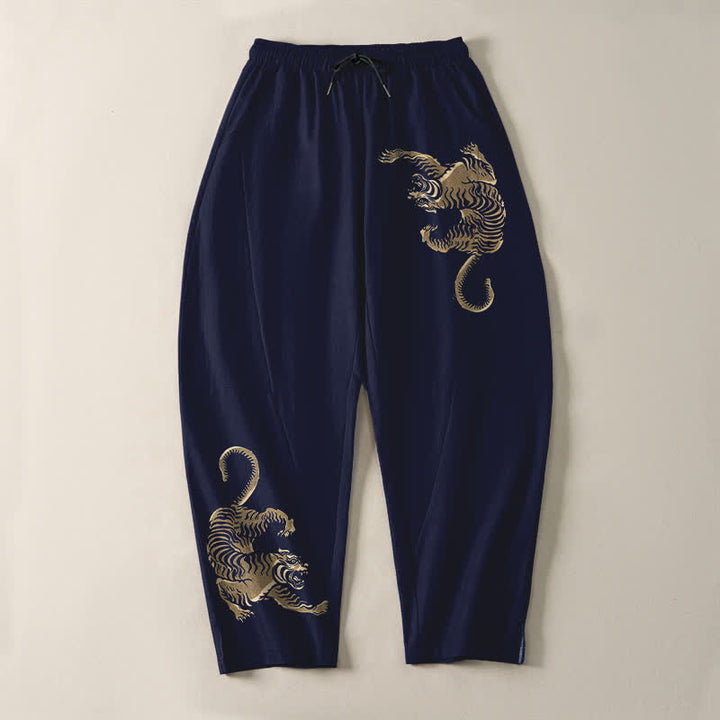 Buddha Stones Pantaloni da uomo affusolati in puro cotone con motivo tigre dorata e coulisse, con tasche. - image 9