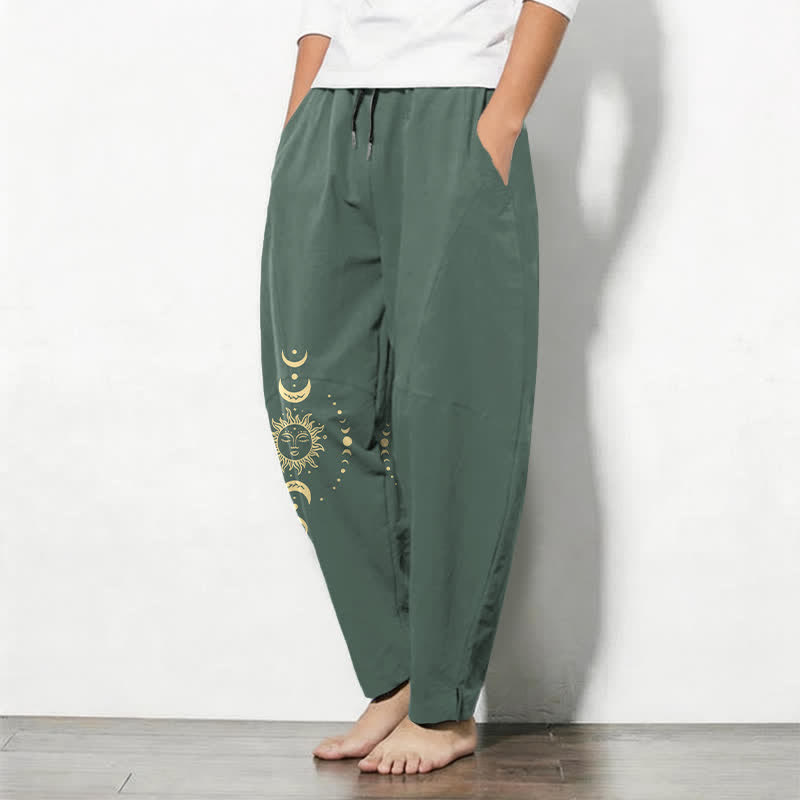 Buddha Stones Pantaloni da uomo affusolati in puro cotone con motivo celeste sole e luna e coulisse, con tasche. - image 1