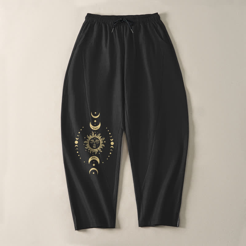Buddha Stones Pantaloni da uomo affusolati in puro cotone con motivo celeste sole e luna e coulisse, con tasche. - image 13