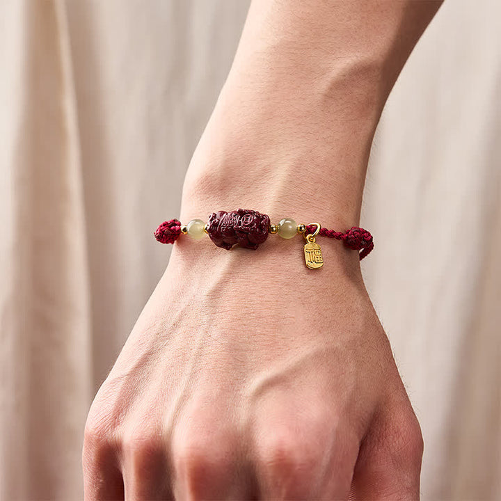Braccialetto portafortuna con filo rosso e cinabro naturale Buddha Stones Pi Xiu Hetian in giada. - image 4