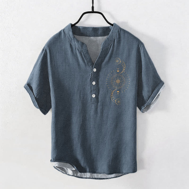 Buddha Stones Camicia da uomo a maniche corte con mezza abbottonatura, in cotone, con motivo sole, luna e stelle. - SteelBlue - US/UK/AU50, EU60 (5XL) - image 0