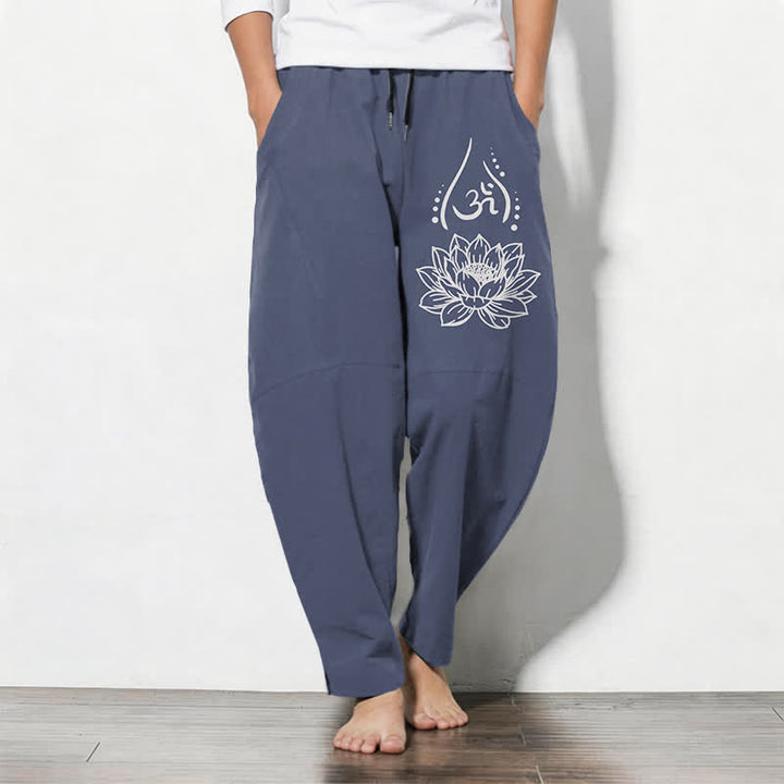 Buddha Stones Pantaloni da uomo affusolati con coulisse e tasche, in puro cotone, con motivo a loto sacro Om e stampa Om. - SteelBlue - US/UK/AU50, EU60 (5XL) - image 0