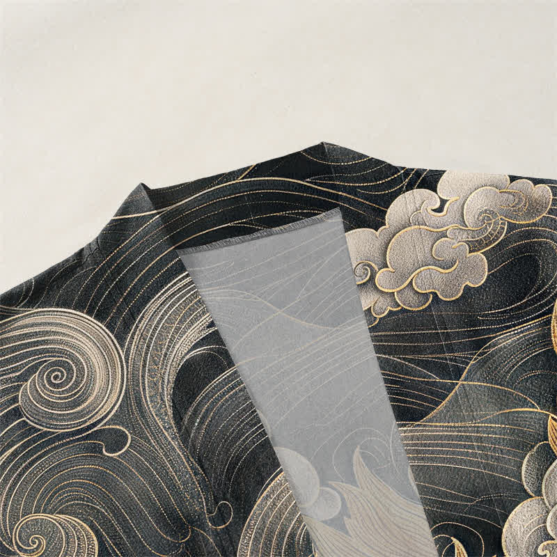 Buddha Stones Kimono da uomo in cotone con motivo drago dorato e nuvole, aperto sul davanti. - image 3
