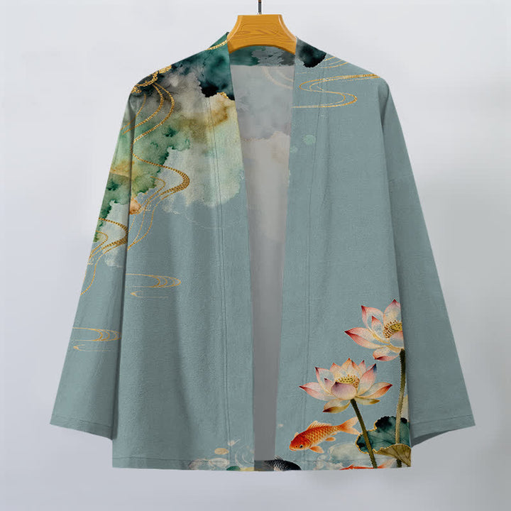 Buddha Stones Kimono da uomo in cotone con stampa a nuvole e motivo a inchiostro di loto e carpa koi, aperto sul davanti. - image 1