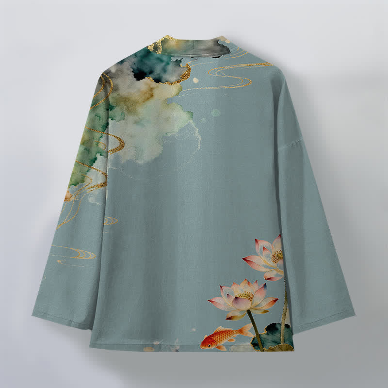 Buddha Stones Kimono da uomo in cotone con stampa a nuvole e motivo a inchiostro di loto e carpa koi, aperto sul davanti. - image 2