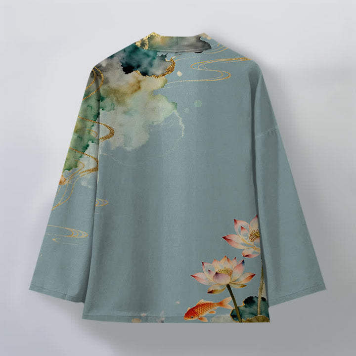 Buddha Stones Kimono da uomo in cotone con stampa a nuvole e motivo a inchiostro di loto e carpa koi, aperto sul davanti. - image 2