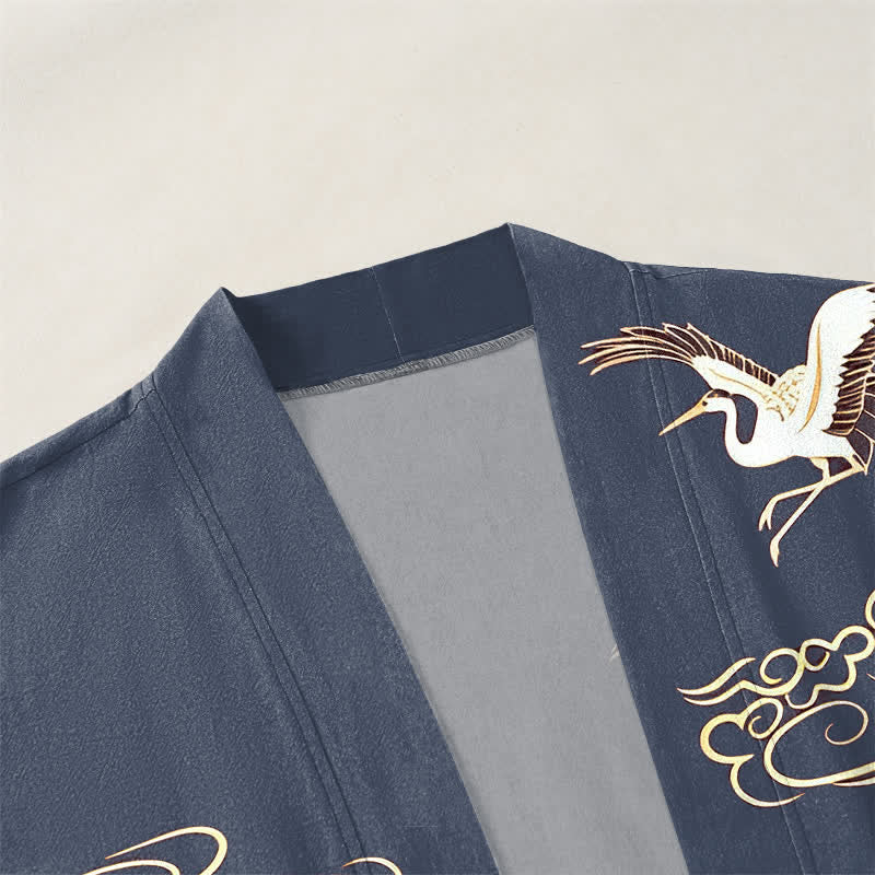 Buddha Stones Kimono da uomo in cotone bianco con motivo gru e nuvole dorate, aperto sul davanti. - image 3