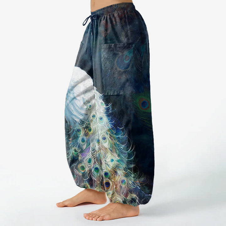 Buddha Stones Pantaloni harem da donna in cotone bianco con motivo a piume di pavone e vita elasticizzata, con tasche laterali. - image 1
