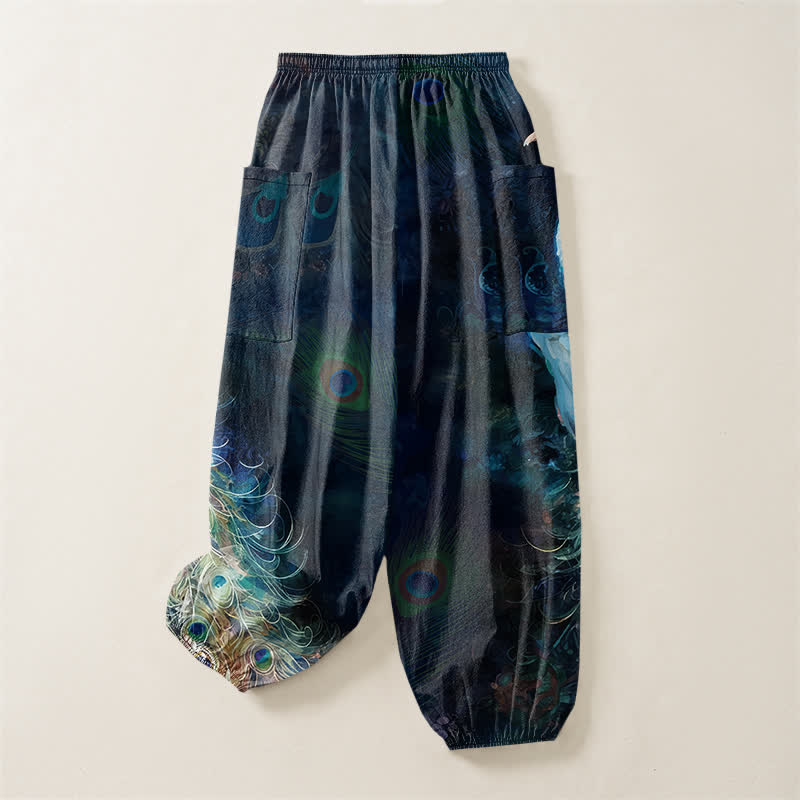 Buddha Stones Pantaloni harem da donna in cotone bianco con motivo a piume di pavone e vita elasticizzata, con tasche laterali. - image 4