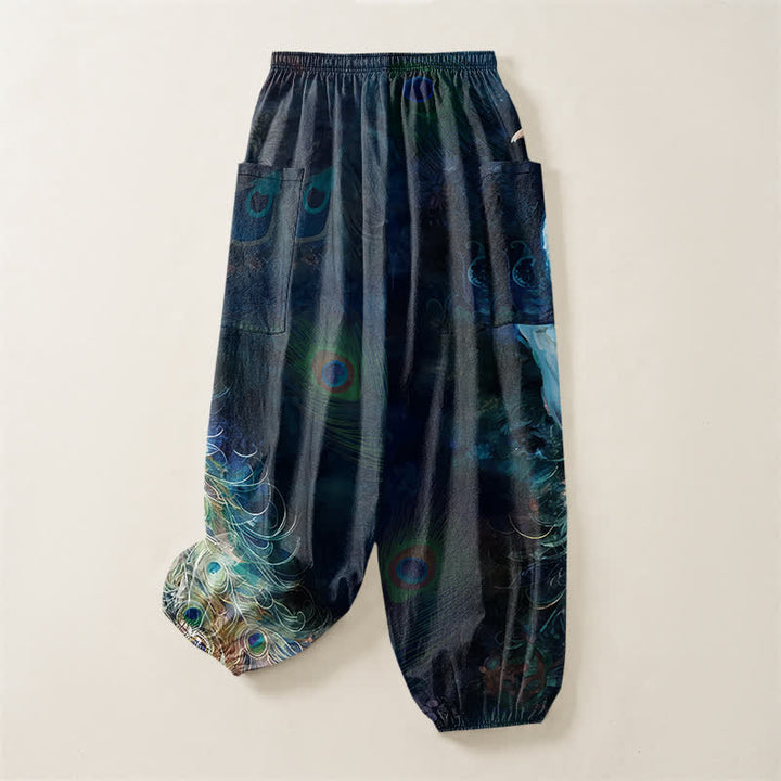 Buddha Stones Pantaloni harem da donna in cotone bianco con motivo a piume di pavone e vita elasticizzata, con tasche laterali. - image 4