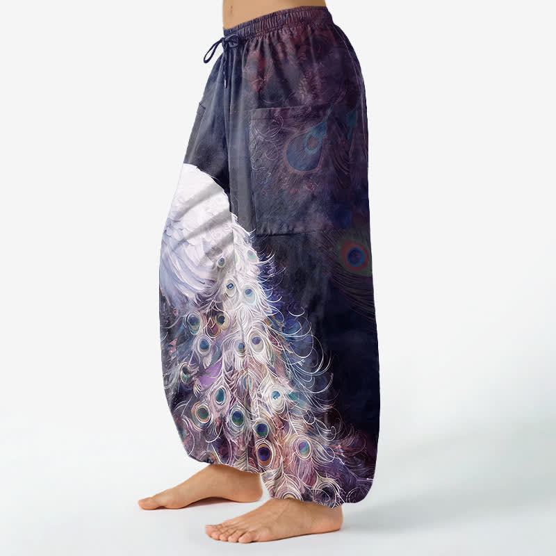 Buddha Stones Pantaloni harem da donna in cotone bianco con motivo a piume di pavone e vita elasticizzata, con tasche laterali. - image 8