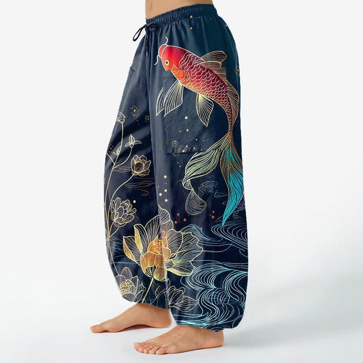 Buddha Stones Pantaloni harem da donna in cotone con elastico in vita e motivo di carpe koi e fiori di loto, con tasche laterali. - image 1