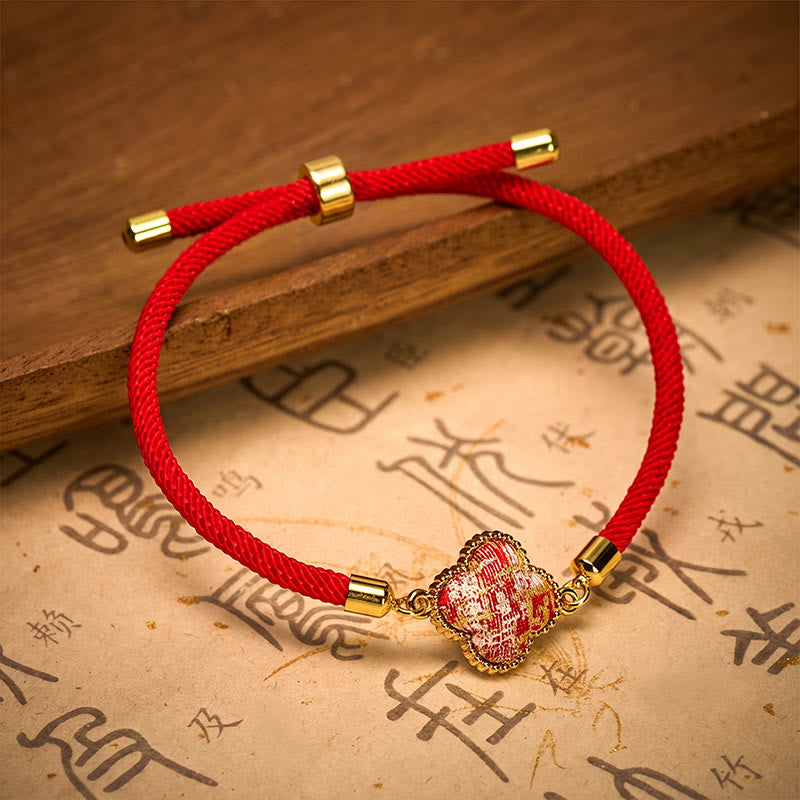 Buddha Stones Braccialetto portafortuna con quadrifoglio in broccato Red String Song. - image 3