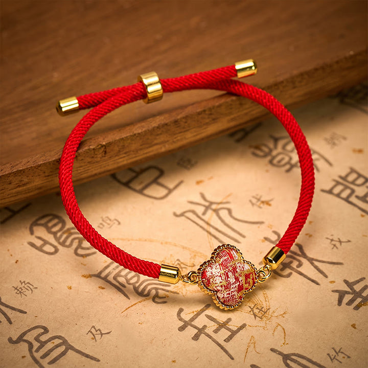 Buddha Stones Braccialetto portafortuna con quadrifoglio in broccato Red String Song. - image 3