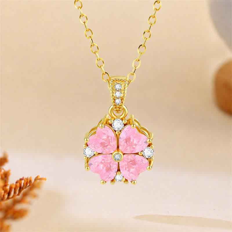 Buddha Stones Collana con ciondolo a forma di quadrifoglio rosa in rame con zirconi intarsiati, simbolo di connessione armonica. - Rosa - image 0