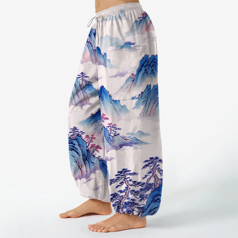 Buddha Stones Pantaloni harem da donna in cotone con elastico in vita e motivo paesaggistico di pini e montagne, con tasche laterali. - image 11