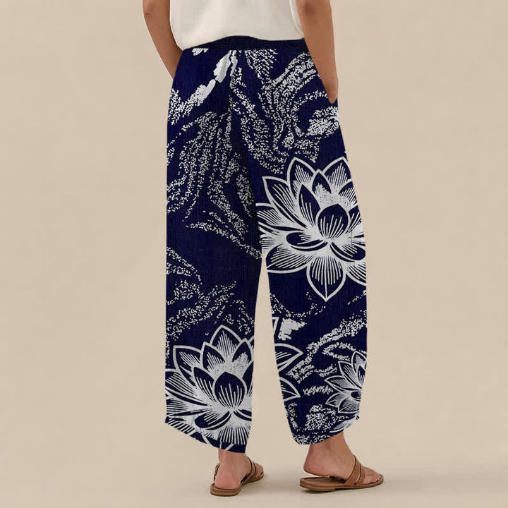 Buddha Stones Pantaloni harem da donna in cotone bianco con motivo floreale di loto, plissettati e vita elasticizzata, con tasche. - image 2