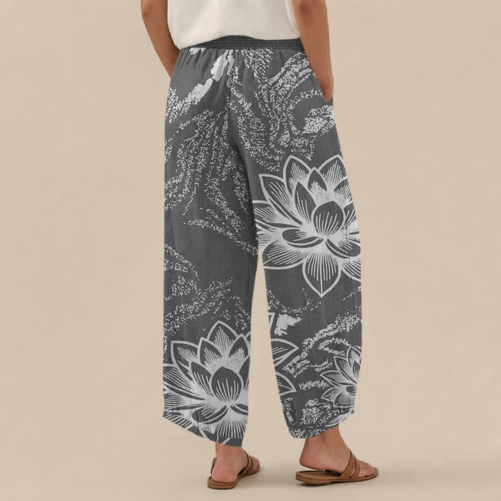 Buddha Stones Pantaloni harem da donna in cotone bianco con motivo floreale di loto, plissettati e vita elasticizzata, con tasche. - image 8