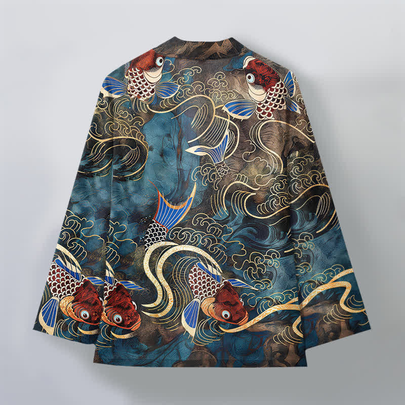 Buddha Stones Kimono da uomo in cotone rosso con motivo a carpe koi e onde dorate, aperto sul davanti. - image 8