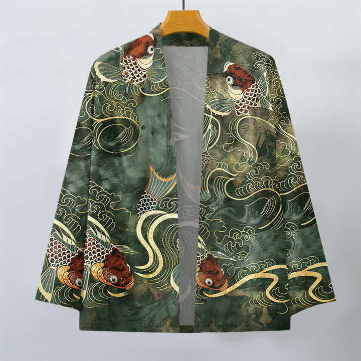 Buddha Stones Kimono da uomo in cotone rosso con motivo a carpe koi e onde dorate, aperto sul davanti. - image 10