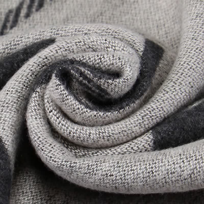 Sciarpa da uomo avvolgente con nappe e motivo a righe urbane, ideale per l'autunno e l'inverno, con motivo Buddha Stones. - image 17