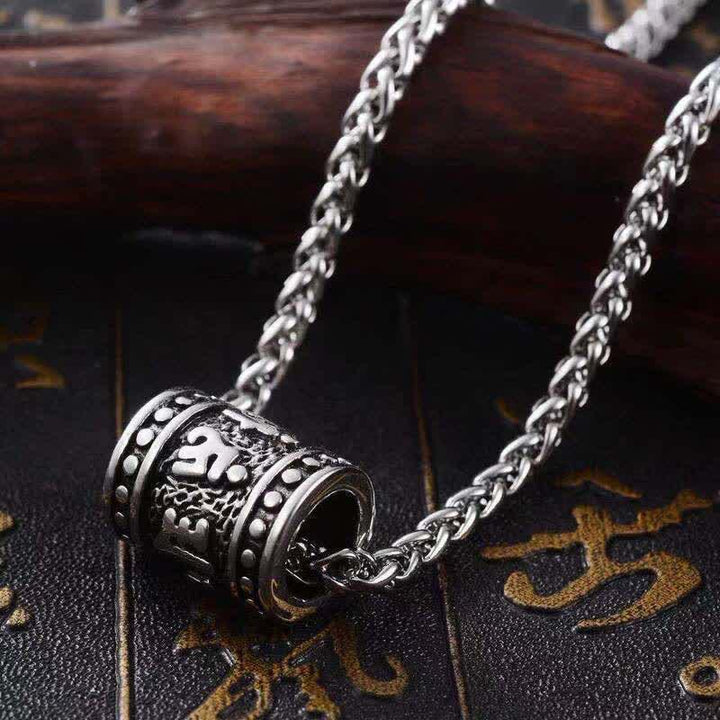 Buddha Stones Collana cilindrica in acciaio al titanio con rilievo Om Mani Padme Hum, simbolo di protezione e saggezza. - Om Mani Padme Hum - image 0