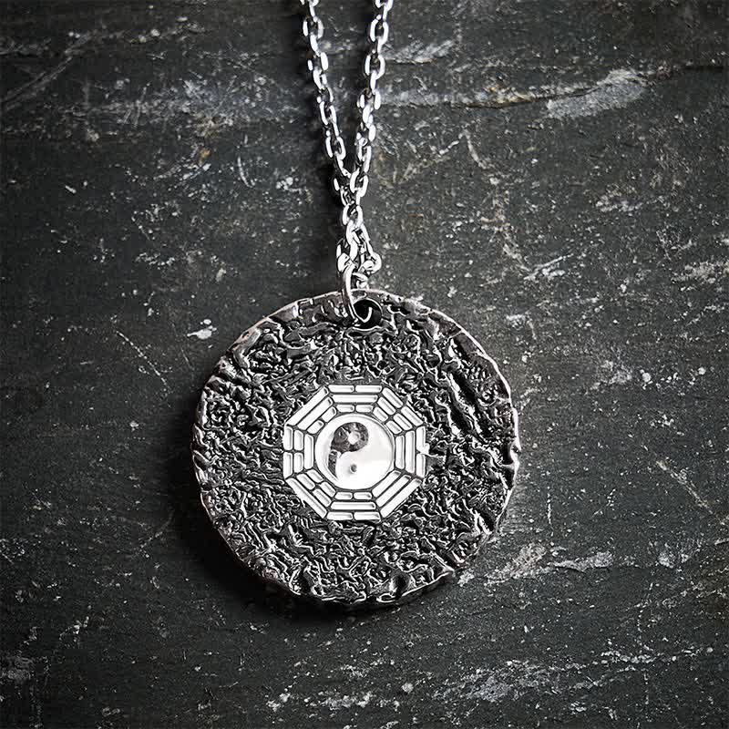 Buddha Stones Collana con ciondolo rotondo in rame con simbolo Yin Yang e bilancia incisa. - image 4