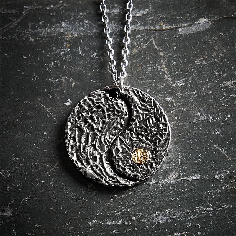 Buddha Stones Collana con ciondolo rotondo in rame con simbolo Yin Yang e bilancia incisa. - image 3