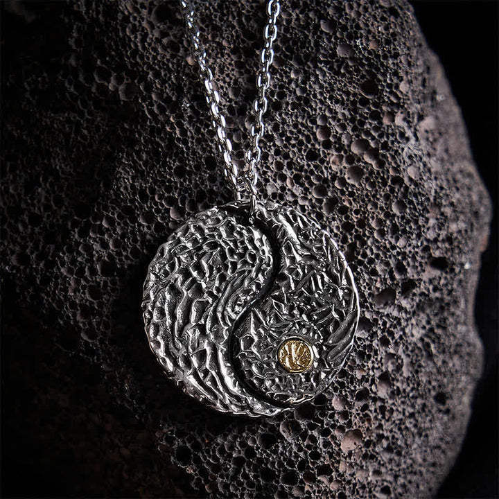 Buddha Stones Collana con ciondolo rotondo in rame con simbolo Yin Yang e bilancia incisa. - image 2