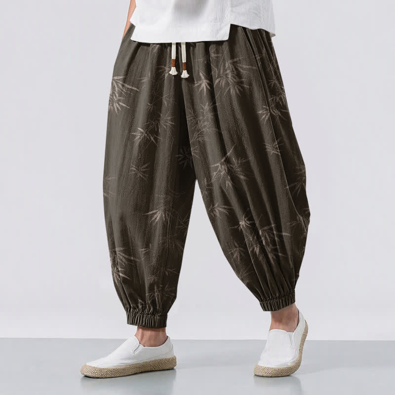 Buddha Stones Pantaloni harem da uomo in puro cotone con coulisse e tasche, fantasia a foglie di bambù. - Marrone sella - US/UK/AU50, EU60 (5XL) - image 0